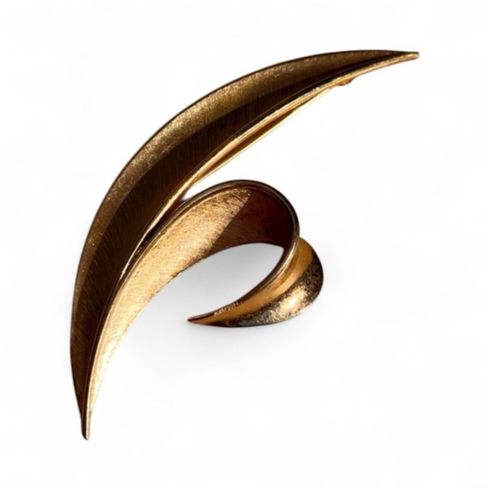 Crown Trifari Gold Tone Pin Brooch Signed Curling Feather Leaf Vintage
